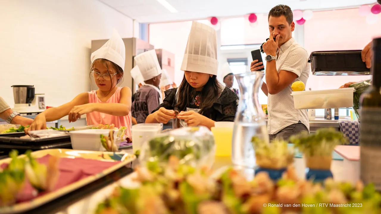 Kinderen die samen koken in een van de schoolkeukens in Maastricht